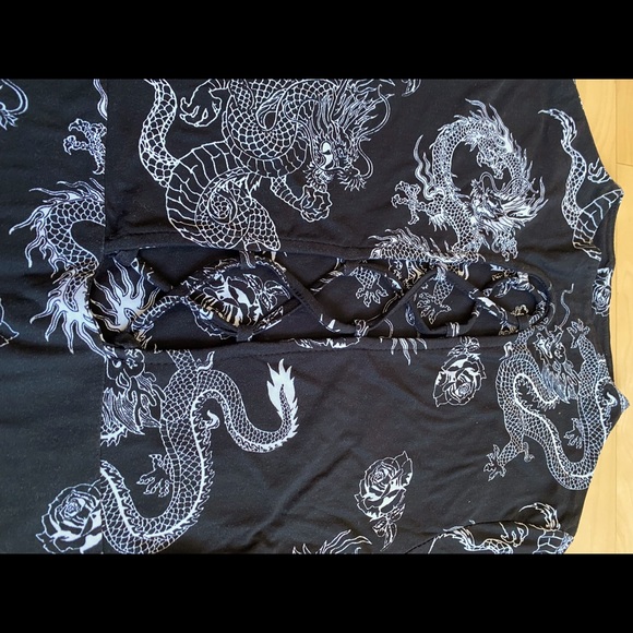 Short tight dress with an open back - Picture 2 of 3